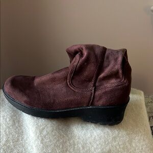 Zees Women’s Suede tall  Boot in brown